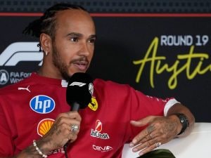 Hamilton risponde brutalmente alla domanda sul possibile arrivo di Horner in Ferrari: &#8220;Dirò solo questo&#8221;