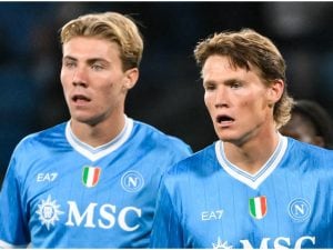 hojlund-mctominay-napoli-manchester-united-schmeichel-300x225.jpg