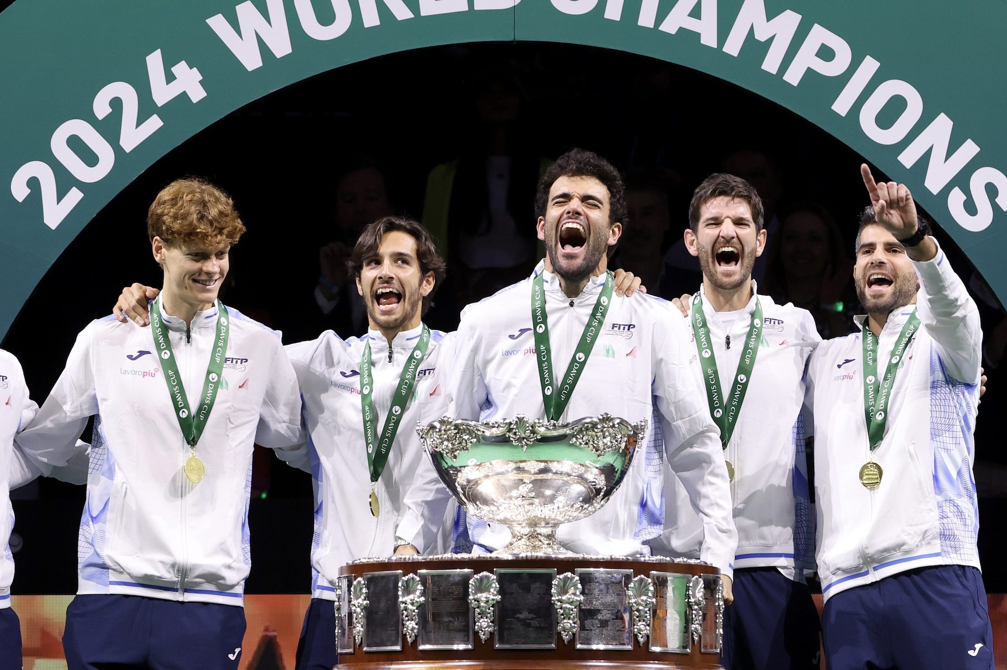 Berrettini e Sinner esultano con i compagni dell’Italia di Coppa Davis dopo la vittoria dello scorso anno
