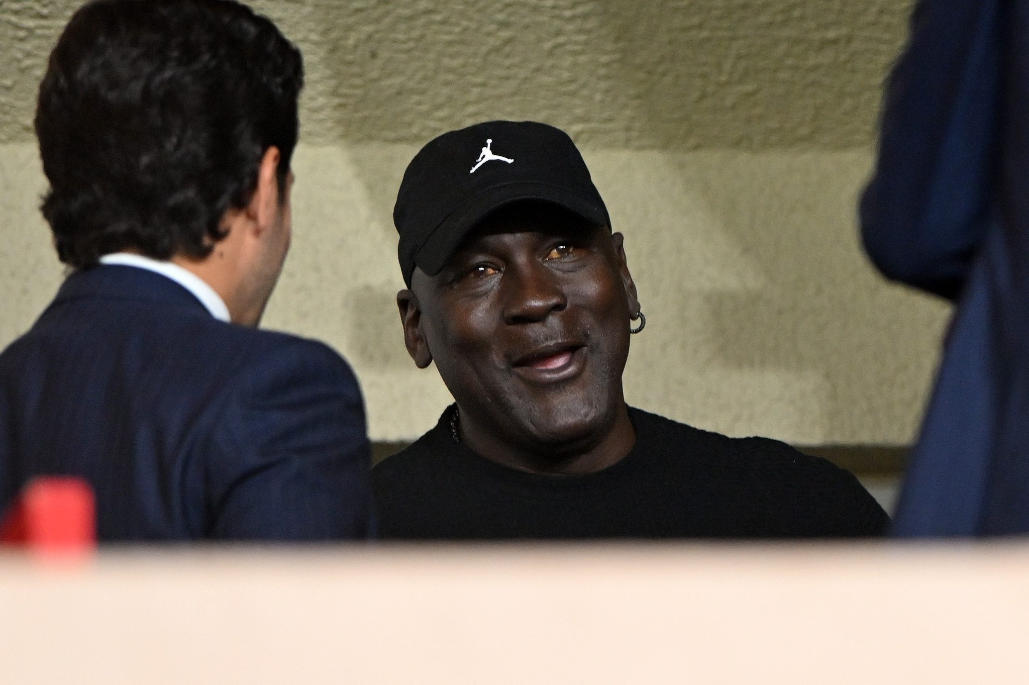 Michael Jordan lo scorso anno in tribuna ad assistere a Monaco–Barcellona di Champions: ben visibile il colore giallastro degli occhi