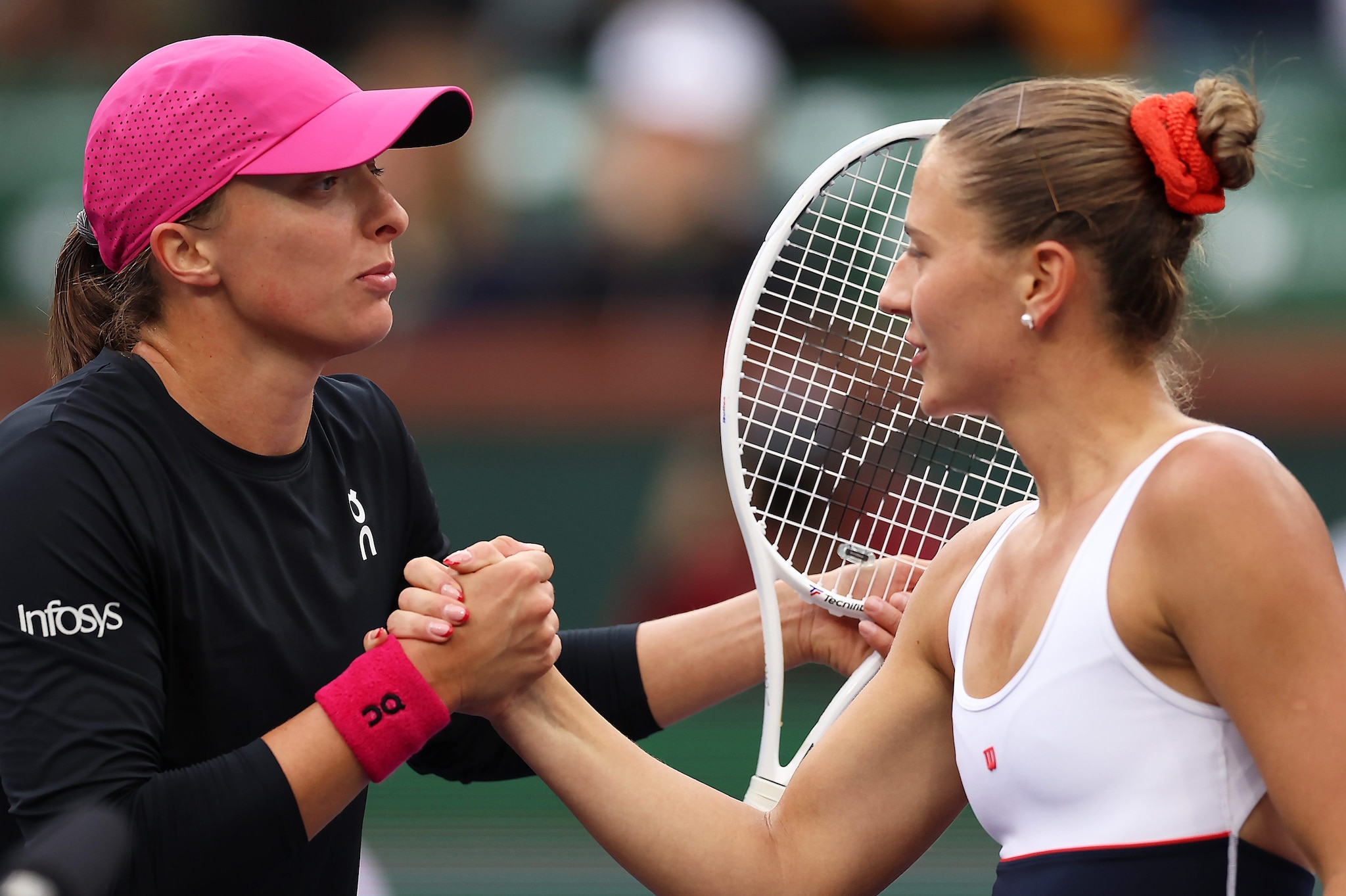 La stretta di mano tra Marta Kostyuk e Iga Swiatek a Indian Wells 2024: una delle tre sconfitte contro la polacca
