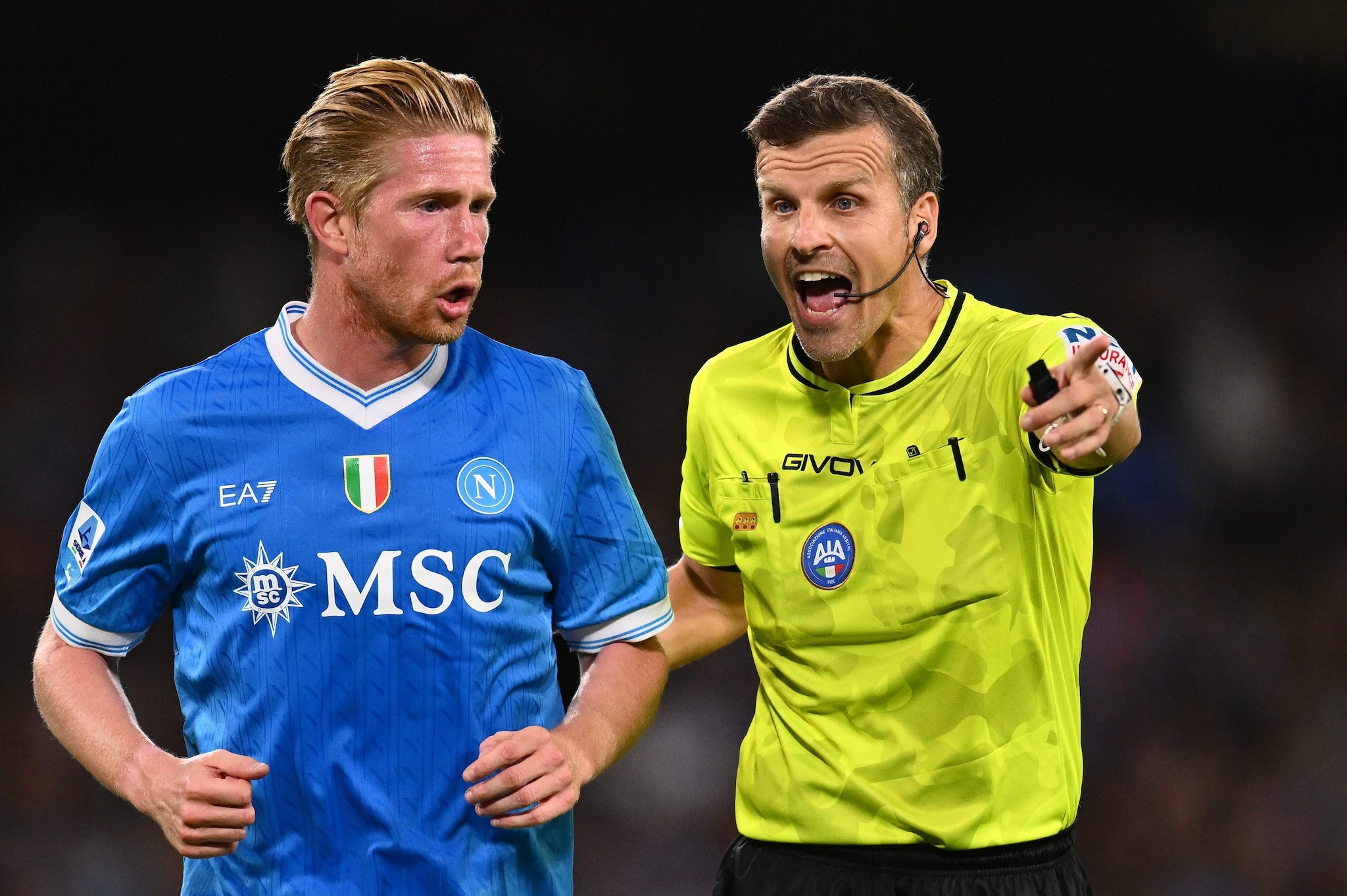 L’arbitro Federico La Penna con Kevin De Bruyne durante Napoli–Genoa domenica scorsa