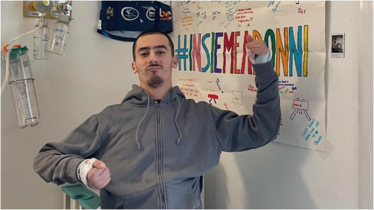La prima foto di Lorenzo Bonicelli dopo il grave incidente alle Universiadi: "Insieme a voi. Grazie"