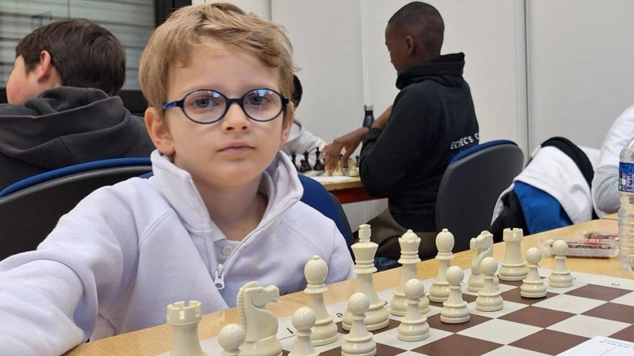 L'incredibile fenomeno degli scacchi, Luca Protopopescu: a 9 anni sfida 12 avversari contemporaneamente