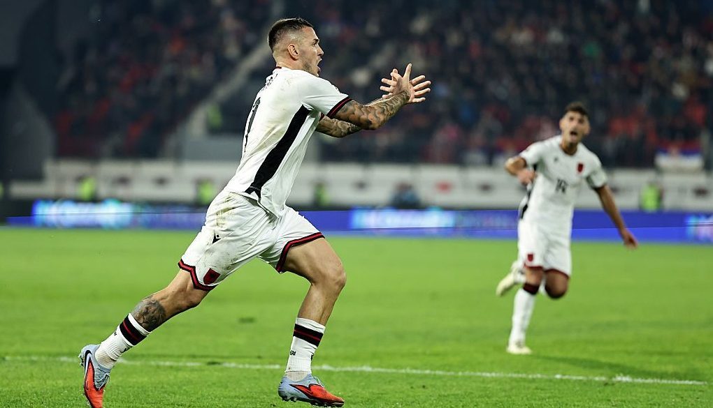 Rey Manaj e il gesto dell'aquila bicipite verso i serbi, da regolamento rischia una sanzione esemplare