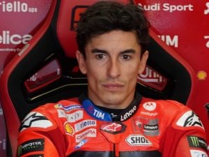marc-marquez-fine-stagione-2025-braccio-immobilizzato-300x225.jpg