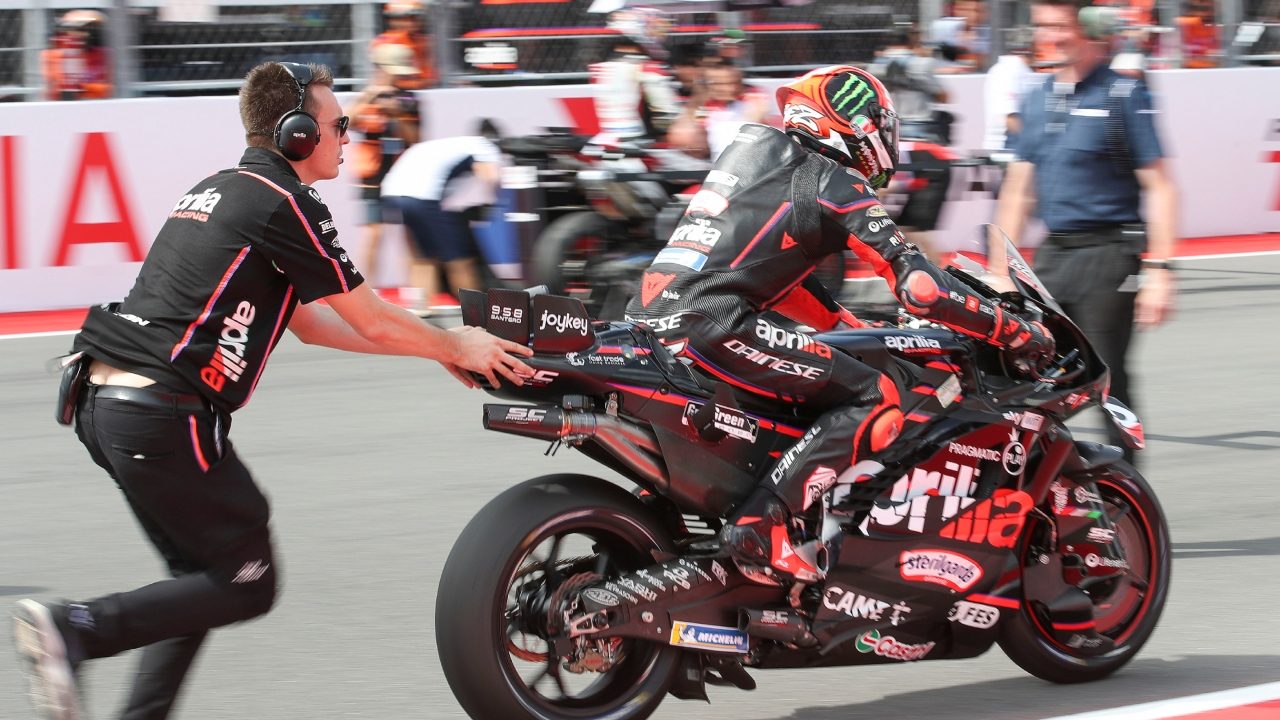 Bezzecchi penalizzato ufficialmente dopo il contatto con Marc Marquez: cosa prevede il provvedimento