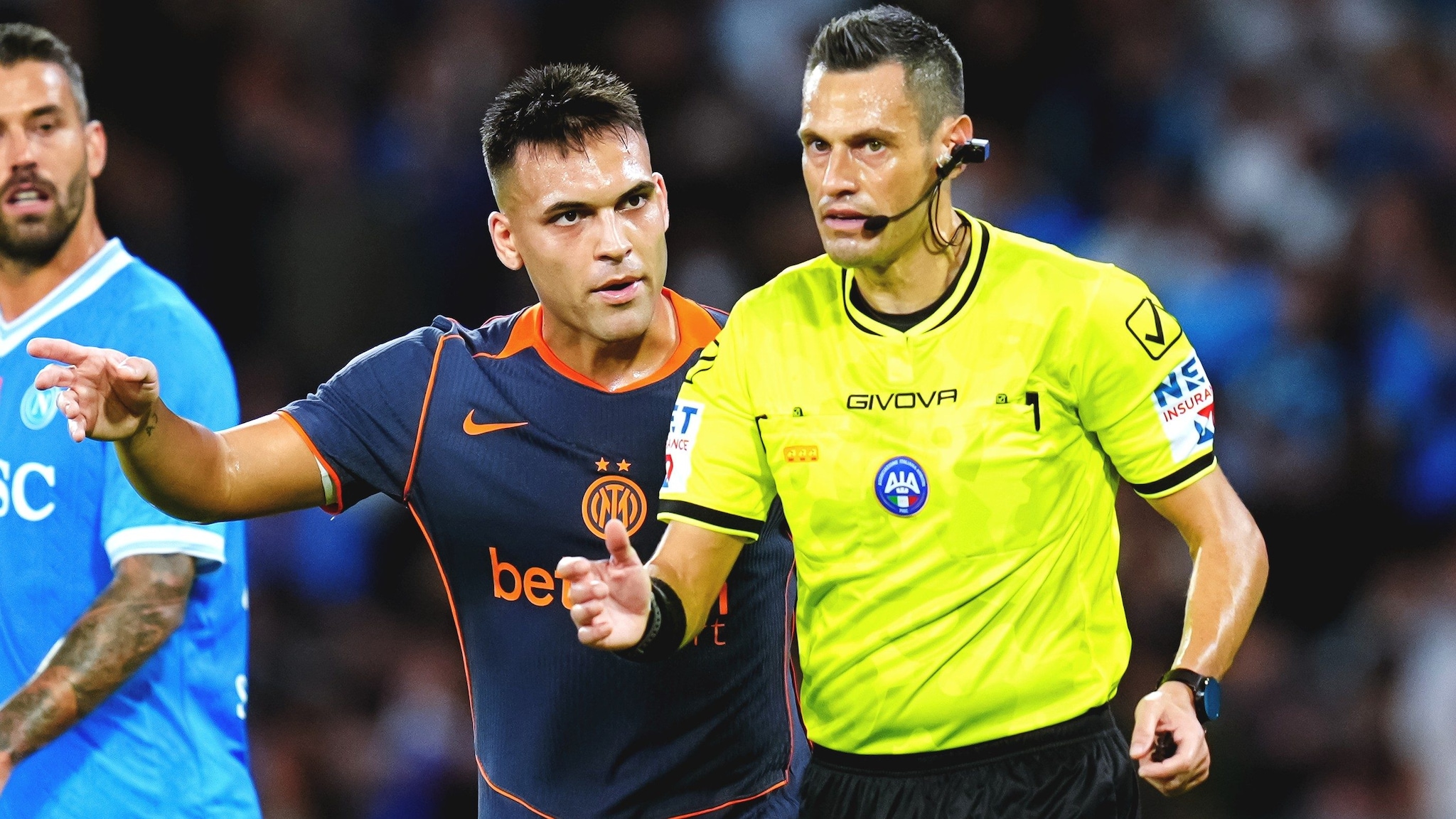 L'arbitro Mariani e l'assistente Bindoni puniti dall'AIA per il pasticcio sul rigore in Napoli-Inter