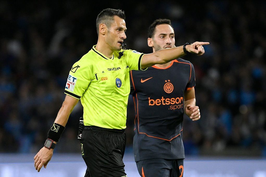L’arbitro Mariani assegna il rigore al Napoli per il fallo su Di Lorenzo.