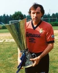 Marini con la Coppa UEFA vinta sulla panchina dell’Inter nel 1993–1994.