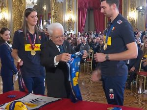 mattarela-nazionali-pallavolo-quirinale-mattarella-maglia-maschile-300x225.jpg