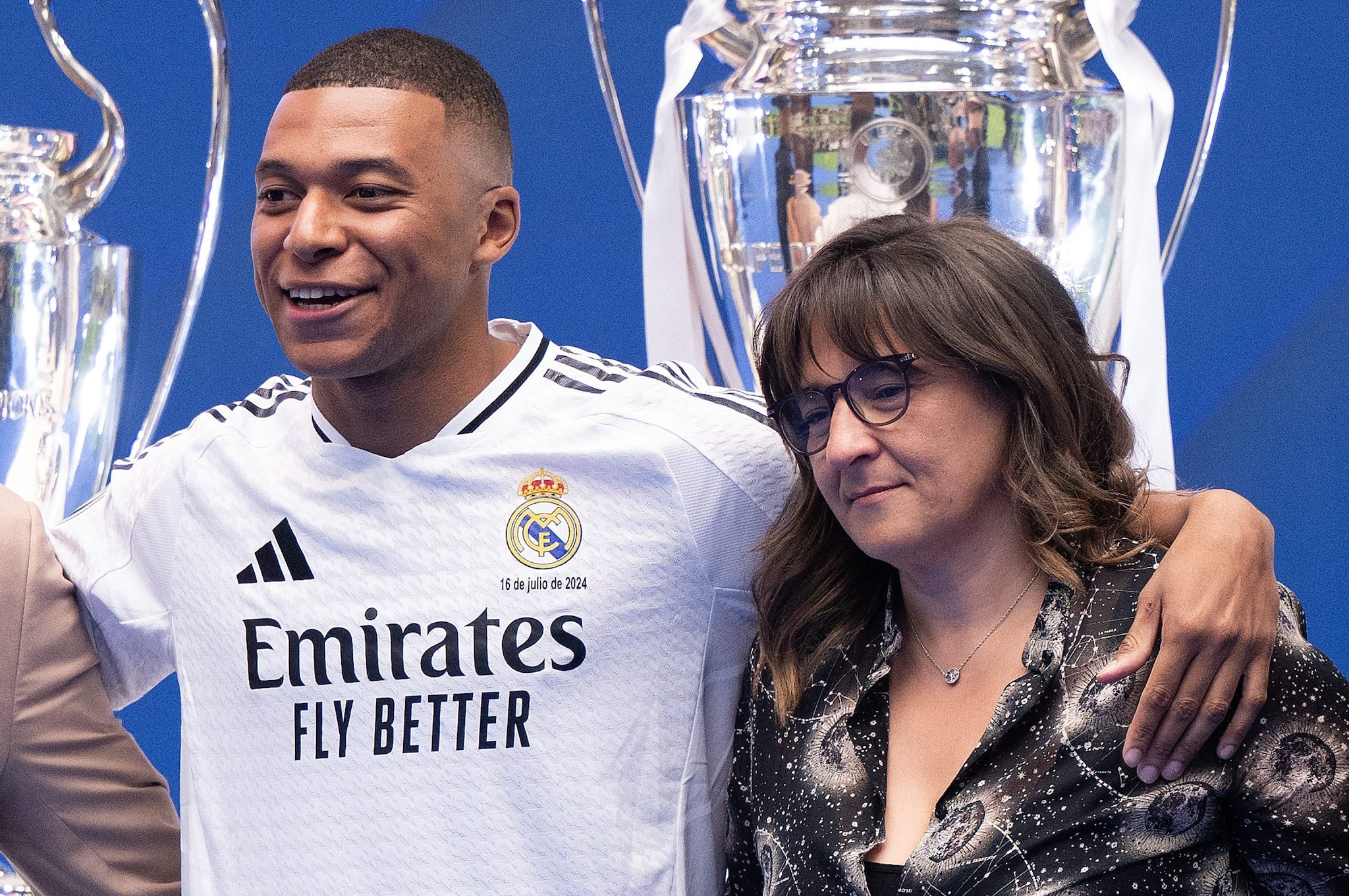 Kylian Mbappé con la madre Fayza Lamari la scorsa estate quando è stato presentato dal Real Madrid