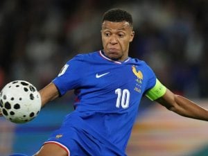 mbappe-regalo-poliziotto-francia-sicurezza-300x225.jpg