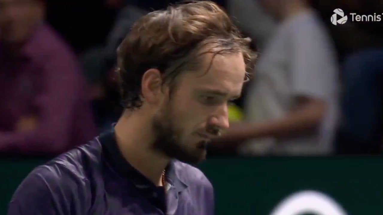 Daniil Medvedev umilia Munar a Parigi e si scusa: "Succede solo una volta l'anno"