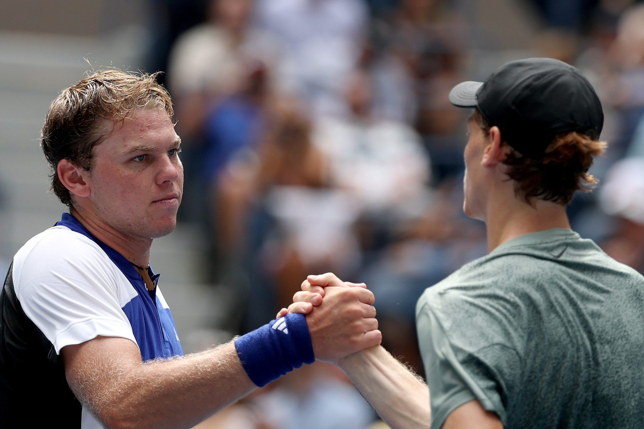 Alex Michelsen stringe la mano a Jannik Sinner dopo averci perso allo US Open 2024