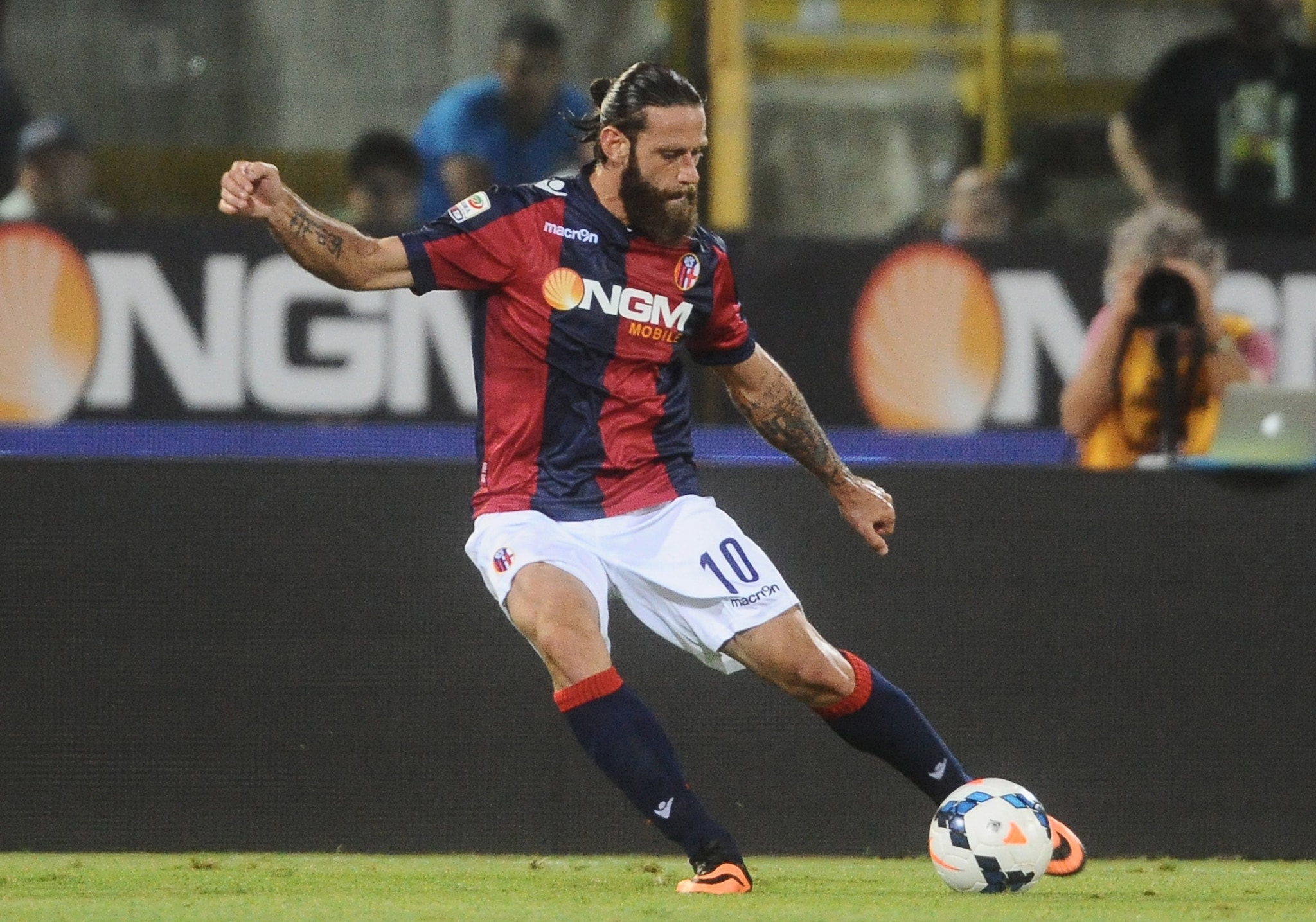 Moscardelli in azione con la maglia del Bologna.