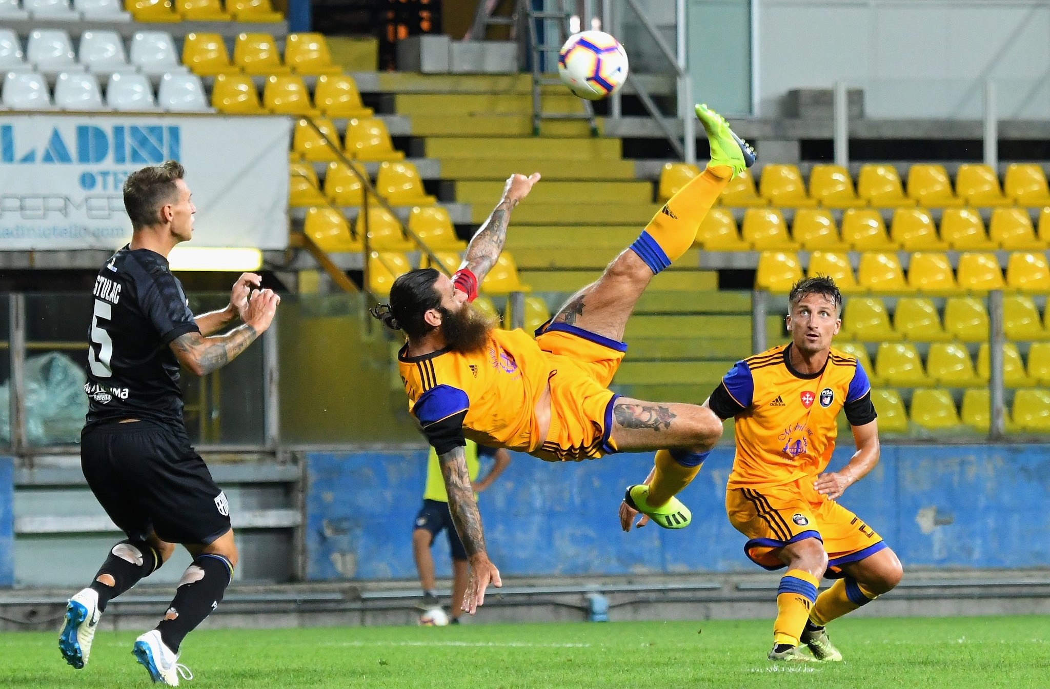 Moscardelli tenta una rovesciata con la maglia del Pisa.