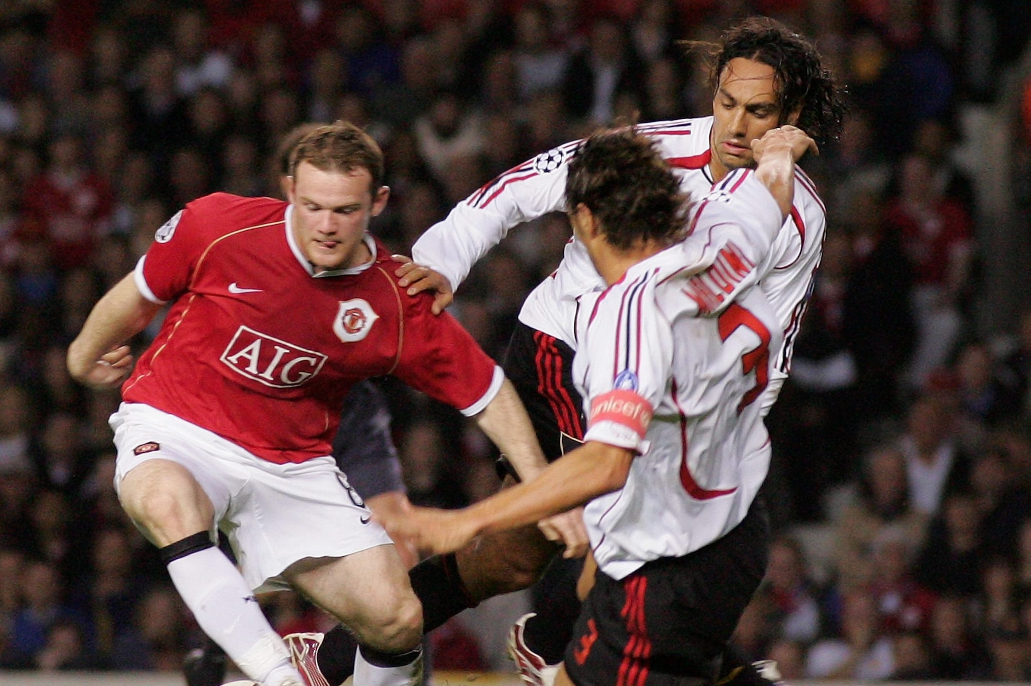 Nesta e Paolo Maldini tolgono il respiro a Wayne Rooney in un Manchester United–Milan di Champions nel 2007