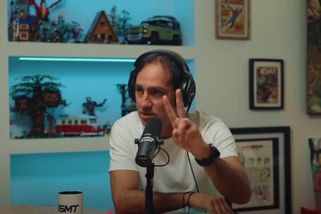 Alessandro Nesta fa il gesto del doppio stipendio che il Milan di Berlusconi elargiva a tutti