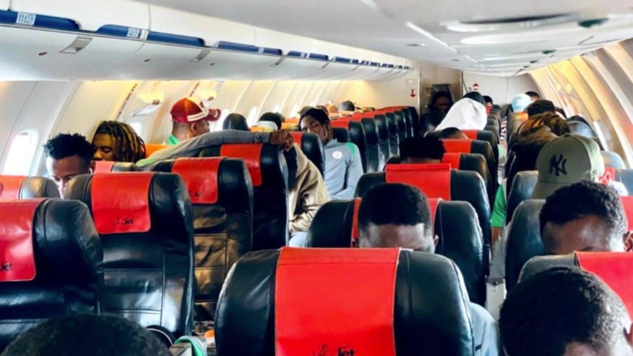 Atterraggio d'emergenza per la Nigeria: durante il volo si è rotto il parabrezza dell'aereo