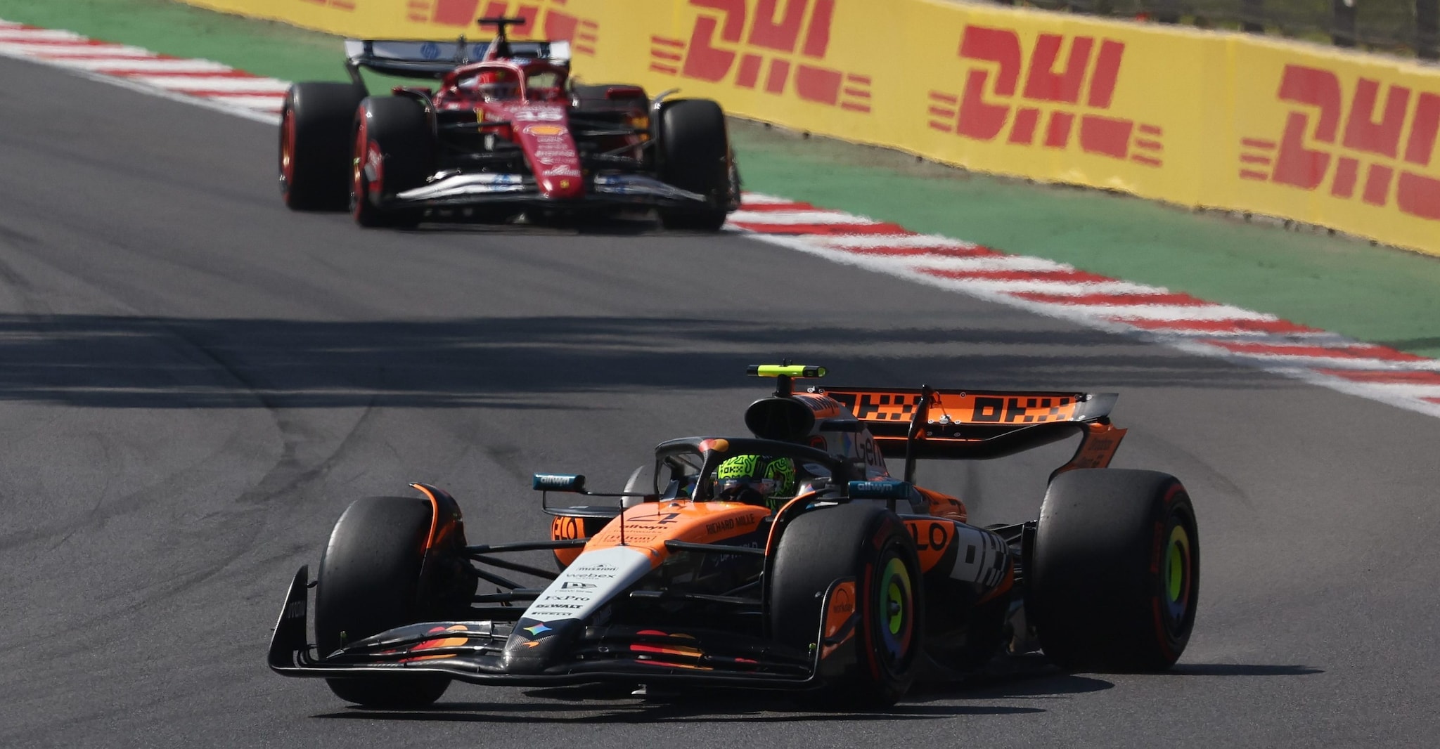 Norris stellare in Messico, vince davanti a Leclerc e va in testa al mondiale: scintille Hamilton-Verstappen