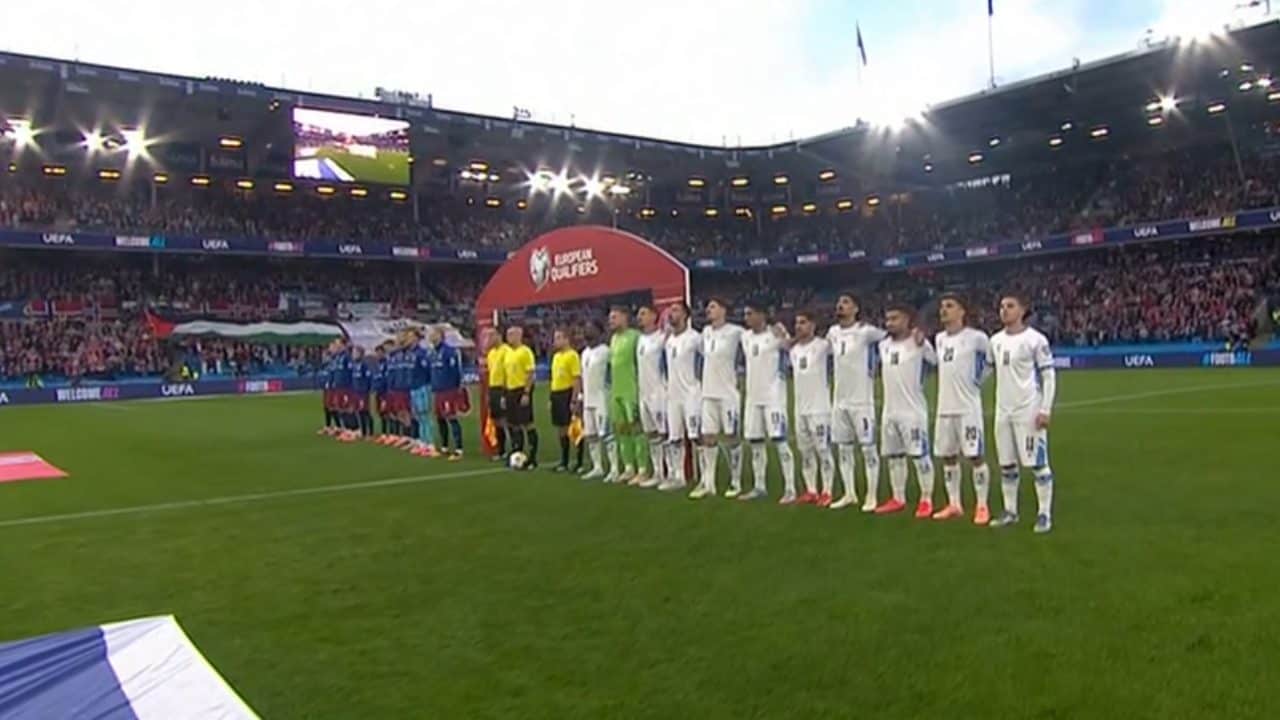 L'inno di Israele sommerso dai fischi in Norvegia: cos'è successo poco prima del fischio d'inizio