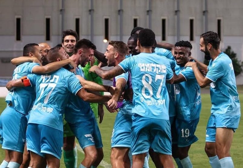Un’esultanza del Maccabi Petah Tikva con Paramatti.