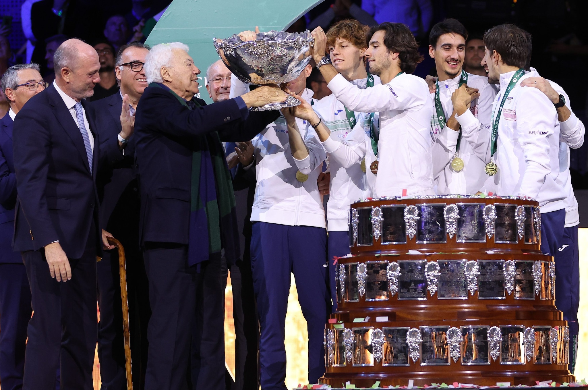 Nicola Pietrangeli con la squadra azzurra che ha vinto la Coppa Davis nel 2023, c’è anche Sinner