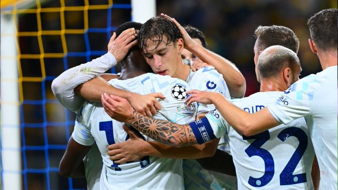 Pio Esposito si commuove abbracciando Bonny dopo aver segnato il suo 1° gol in Champions