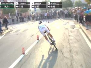 pogacar-dribbling-lombardia-300x225.jpg