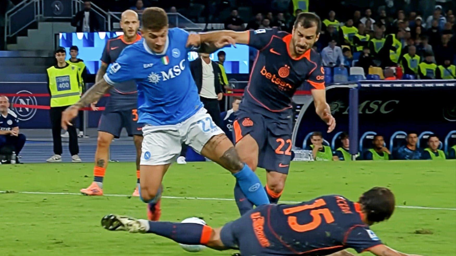 Il contatto che ha portato al rigore del Napoli.