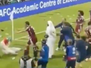 Tra Emirati Arabi e Qatar finisce nel peggiore dei modi: folle invasione e rissa tra tifosi e giocatori