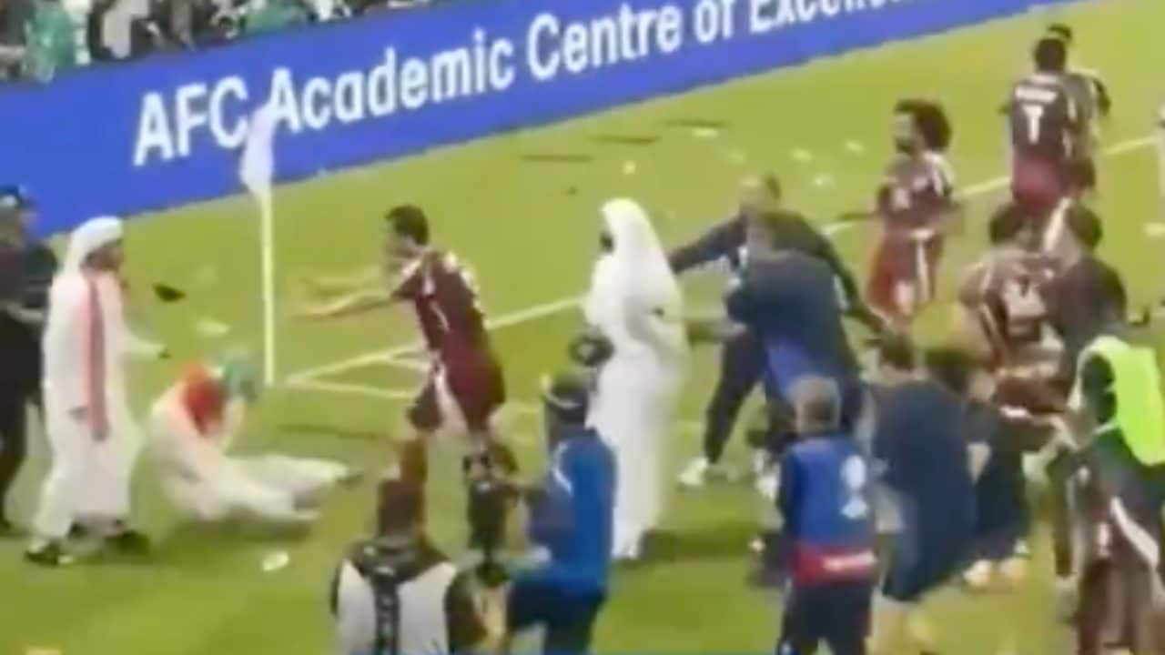 Tra Emirati Arabi e Qatar finisce nel peggiore dei modi: folle invasione e rissa tra tifosi e giocatori