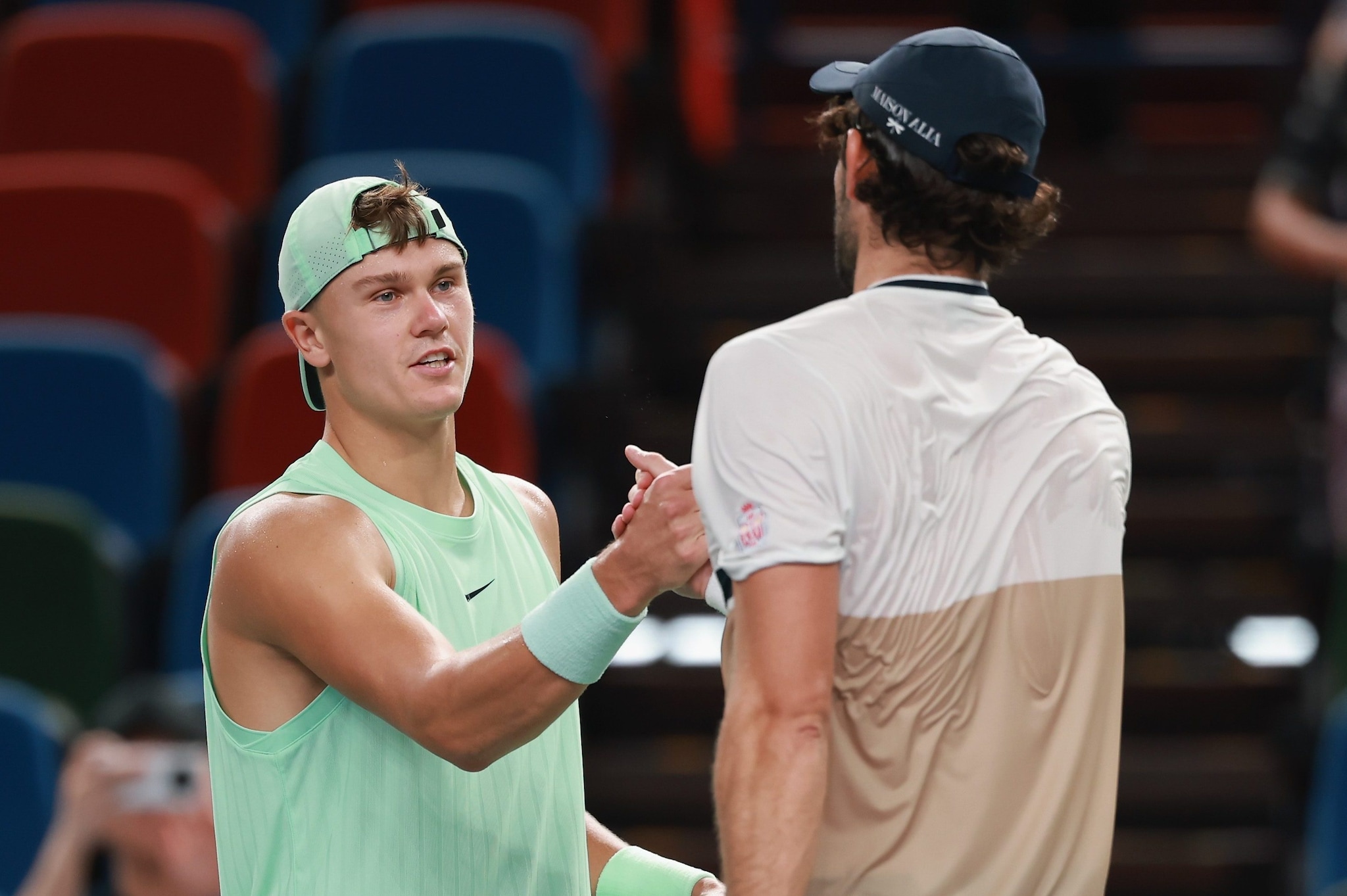 Holger Rune dà la mano a Valentin Vacherot dopo averci perso a Shanghai