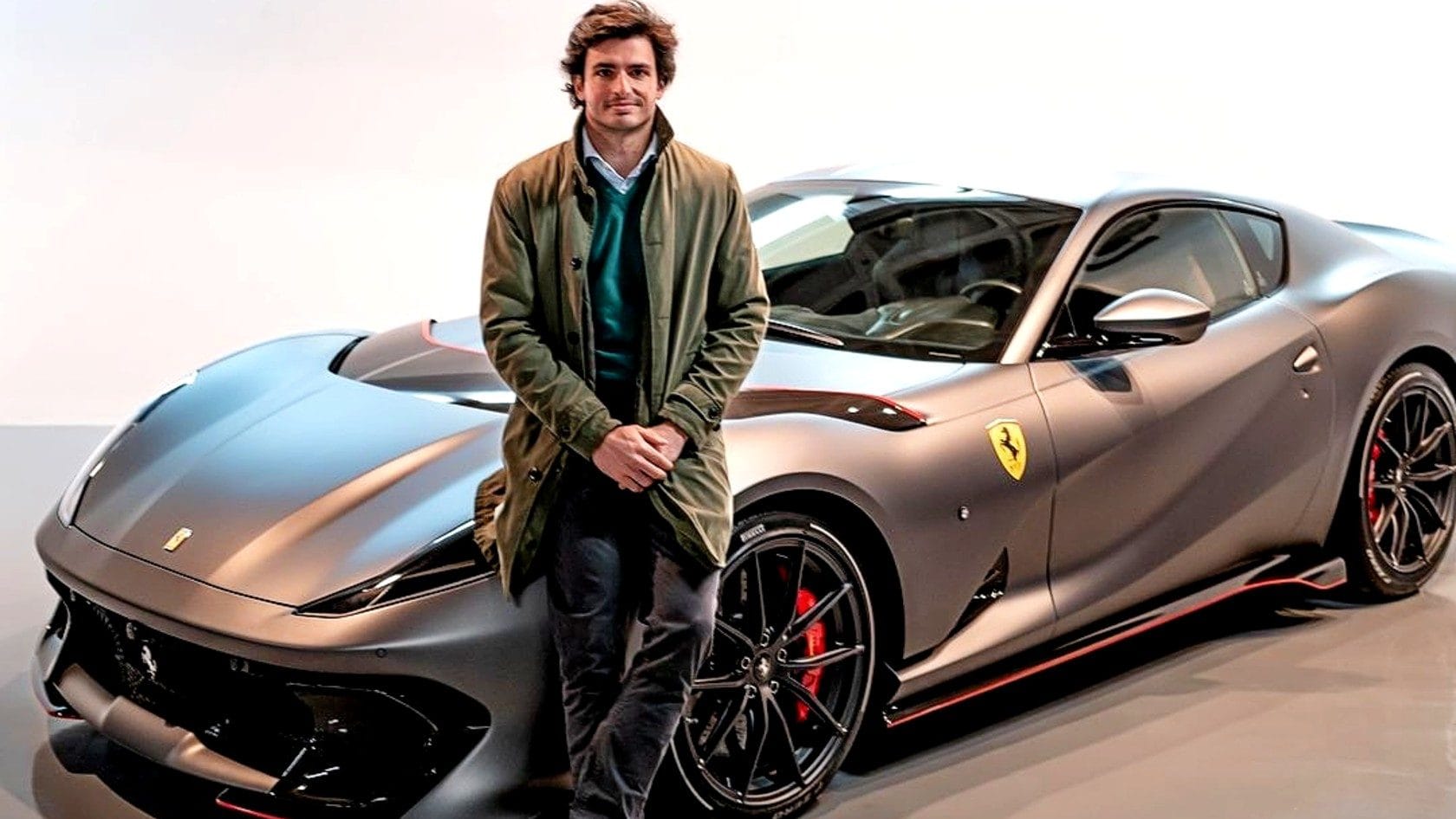 Carlos Sainz colleziona Ferrari: "Meglio investire in auto di lusso che tenere i soldi in banca"