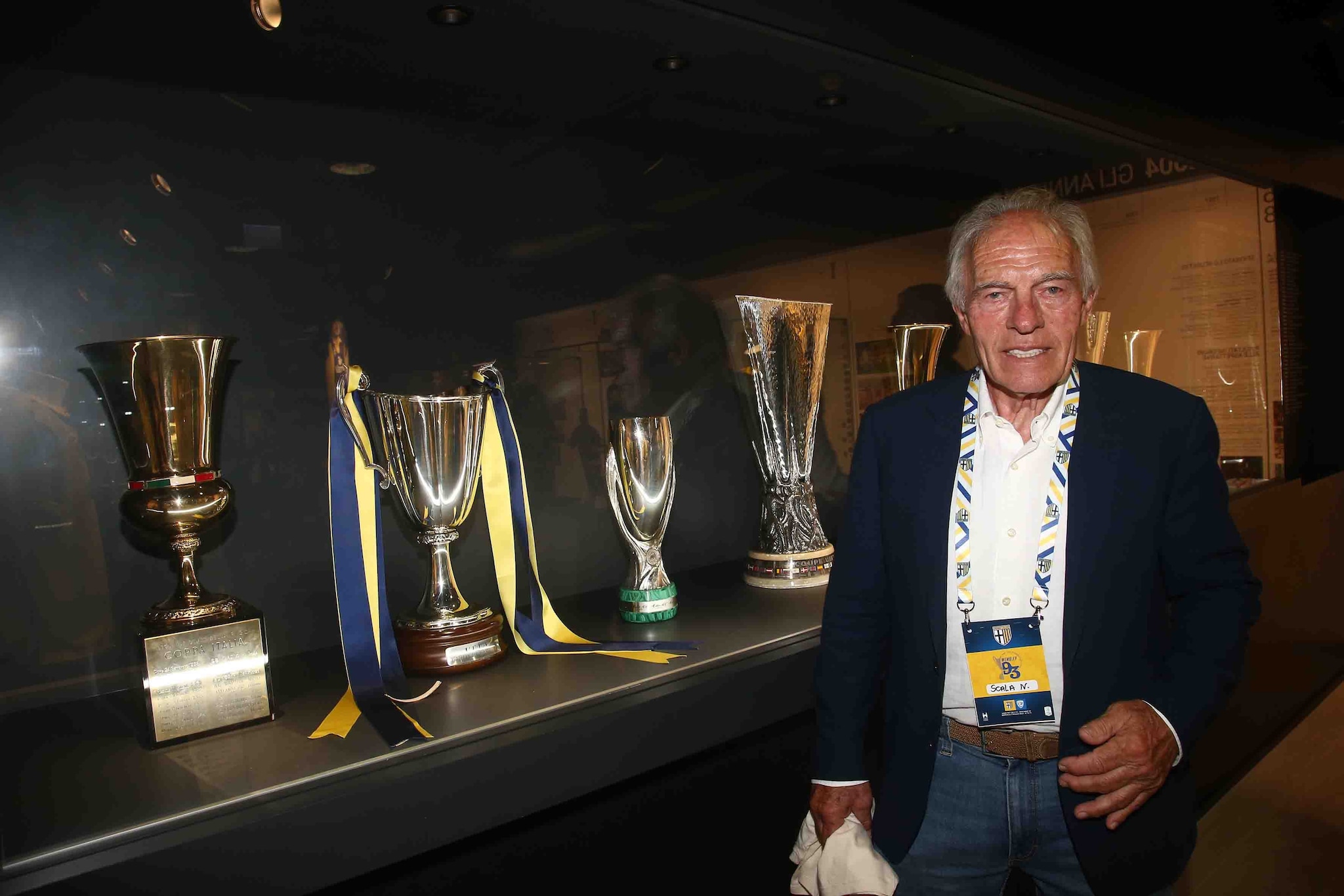 Nevio Scala nel museo del Parma con i trofei vinti sulla panchina emiliana.