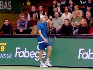 Shapovalov capisce gli insulti in un&#8217;altra lingua e impazzisce: &#8220;Posso fare il dito medio a tutti?