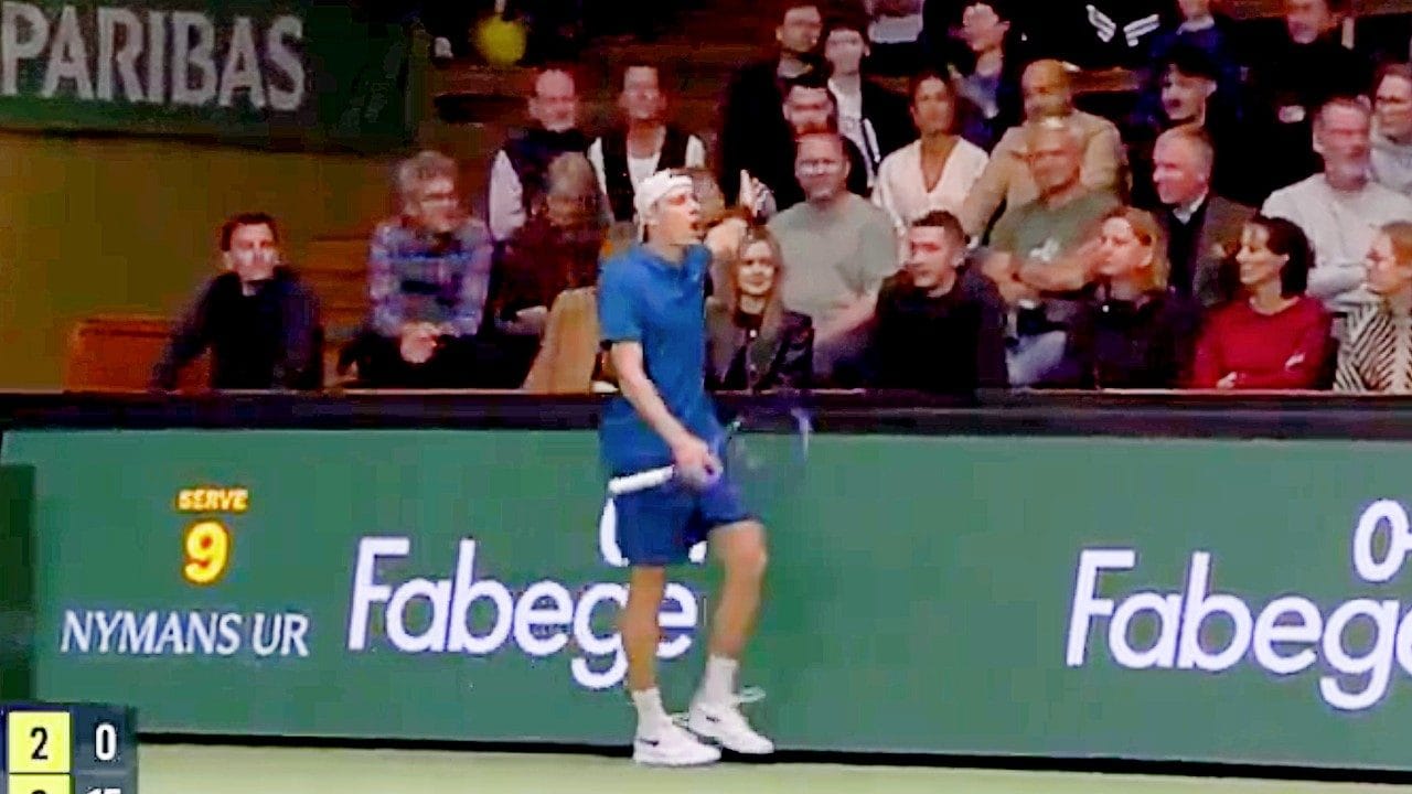 Shapovalov capisce gli insulti in un'altra lingua e impazzisce: "Posso fare il dito medio a tutti?