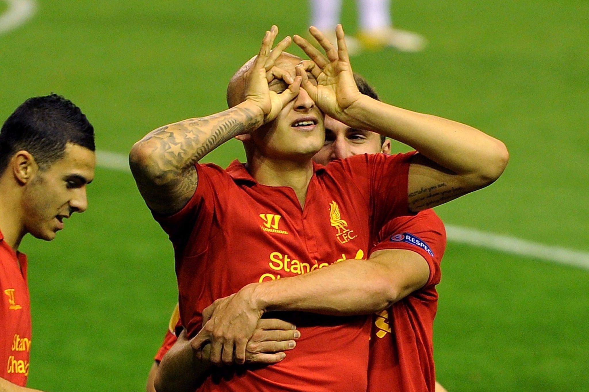 Jonjo Shelvey celebra un suo gol in Liverpool–Udinese del 2012 con la sua tradizionale esultanza