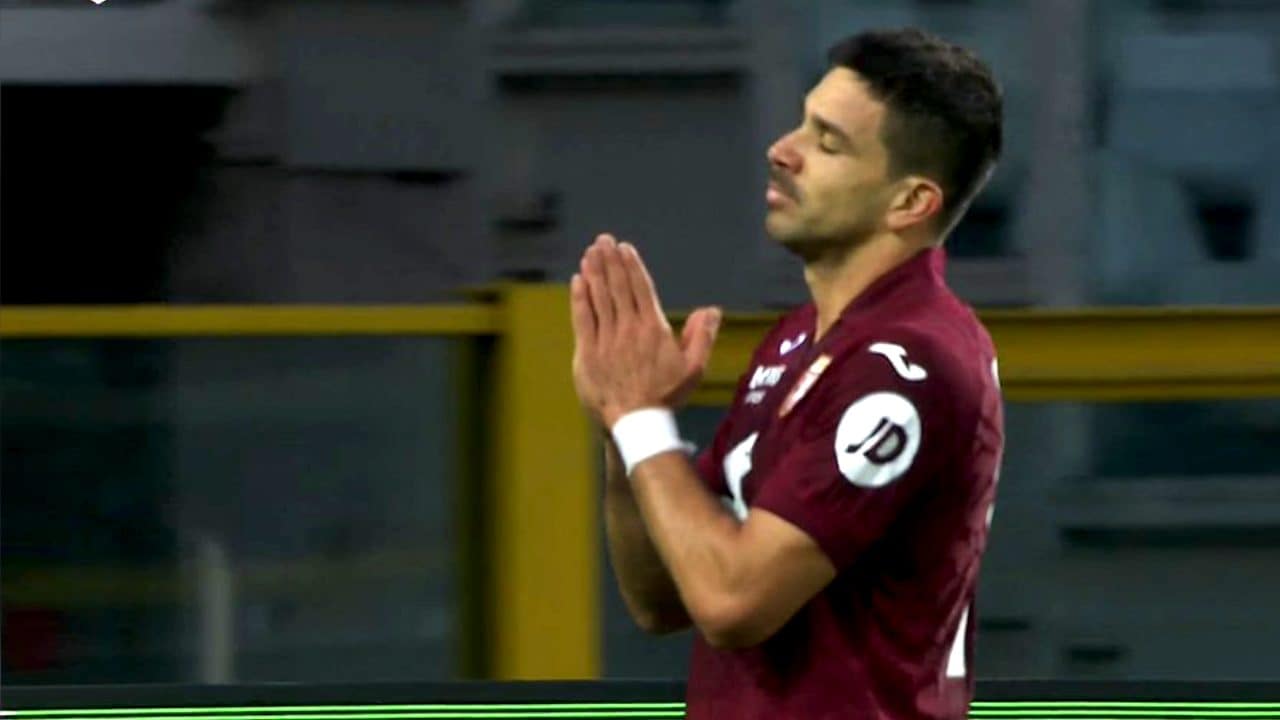 Il "Cholito" Simeone si inventa un gol favoloso: nessuna esultanza ma gesto di scuse verso il Napoli