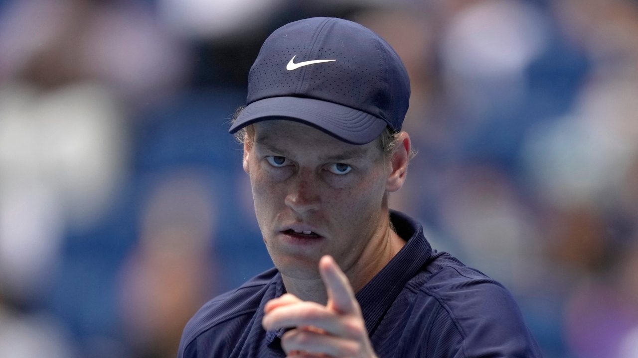 Un avversario di Sinner svela a che punto arriva la sudditanza: si sghignazza in spogliatoio