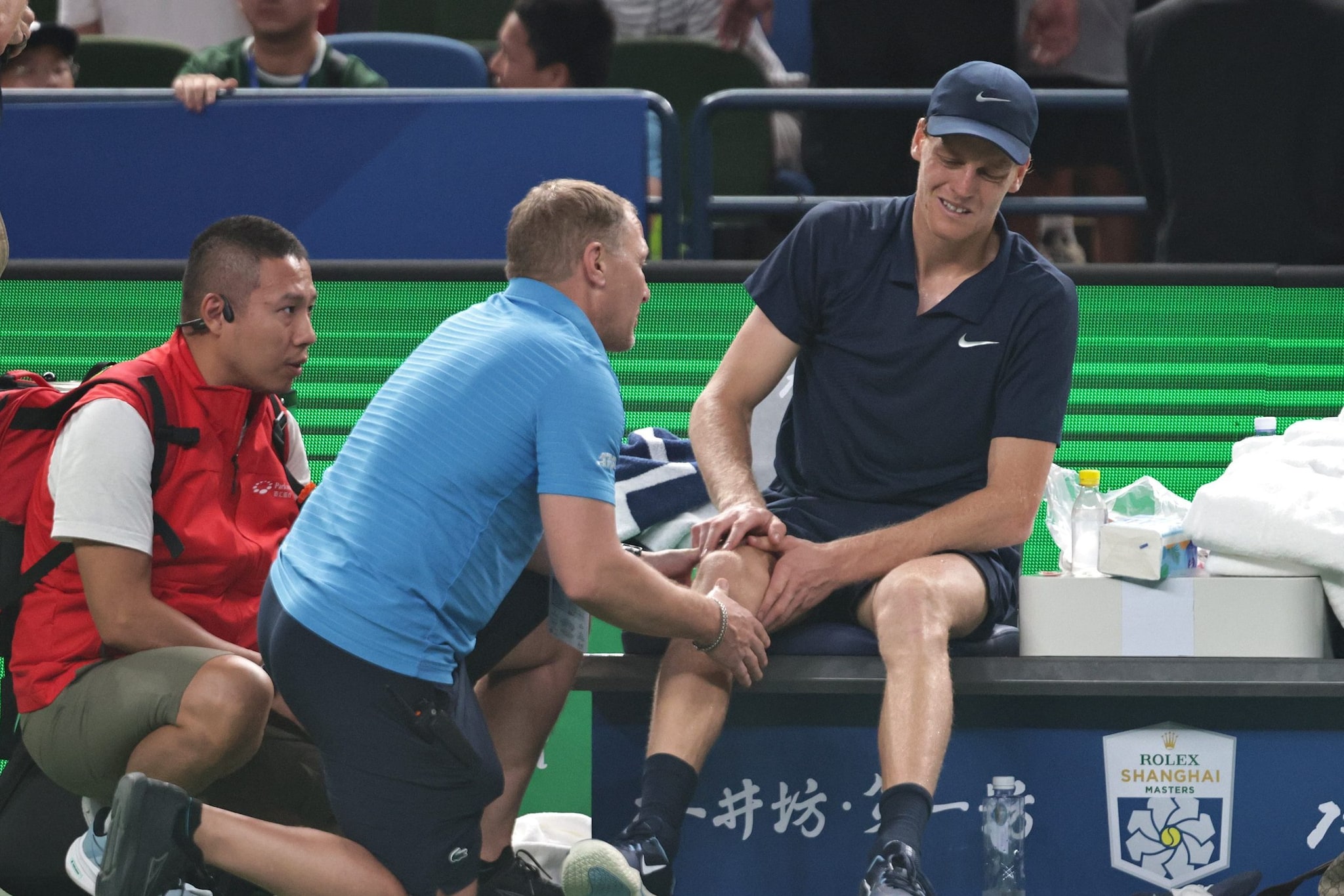 Jannik Sinner in preda ai crampi a Shanghai: è stato costretto al ritiro contro Griekspoor