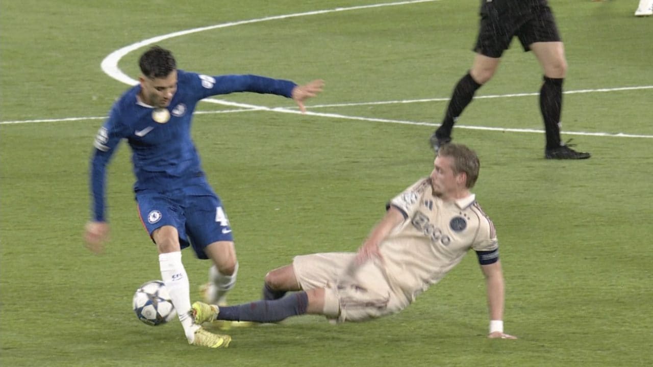 Follia del capitano dell'Ajax, espulso dopo 17 minuti contro il Chelsea: fa un fallo senza senso