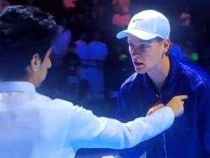 Sinner si ritrova un tifoso arabo in campo al Six Kings Slam: ha una richiesta, ma non fa in tempo