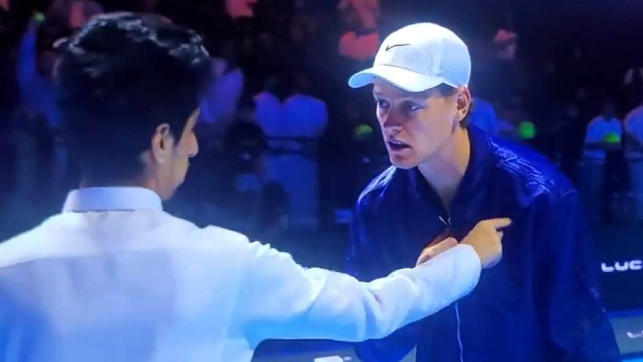 Sinner si ritrova un tifoso arabo in campo al Six Kings Slam: ha una richiesta, ma non fa in tempo