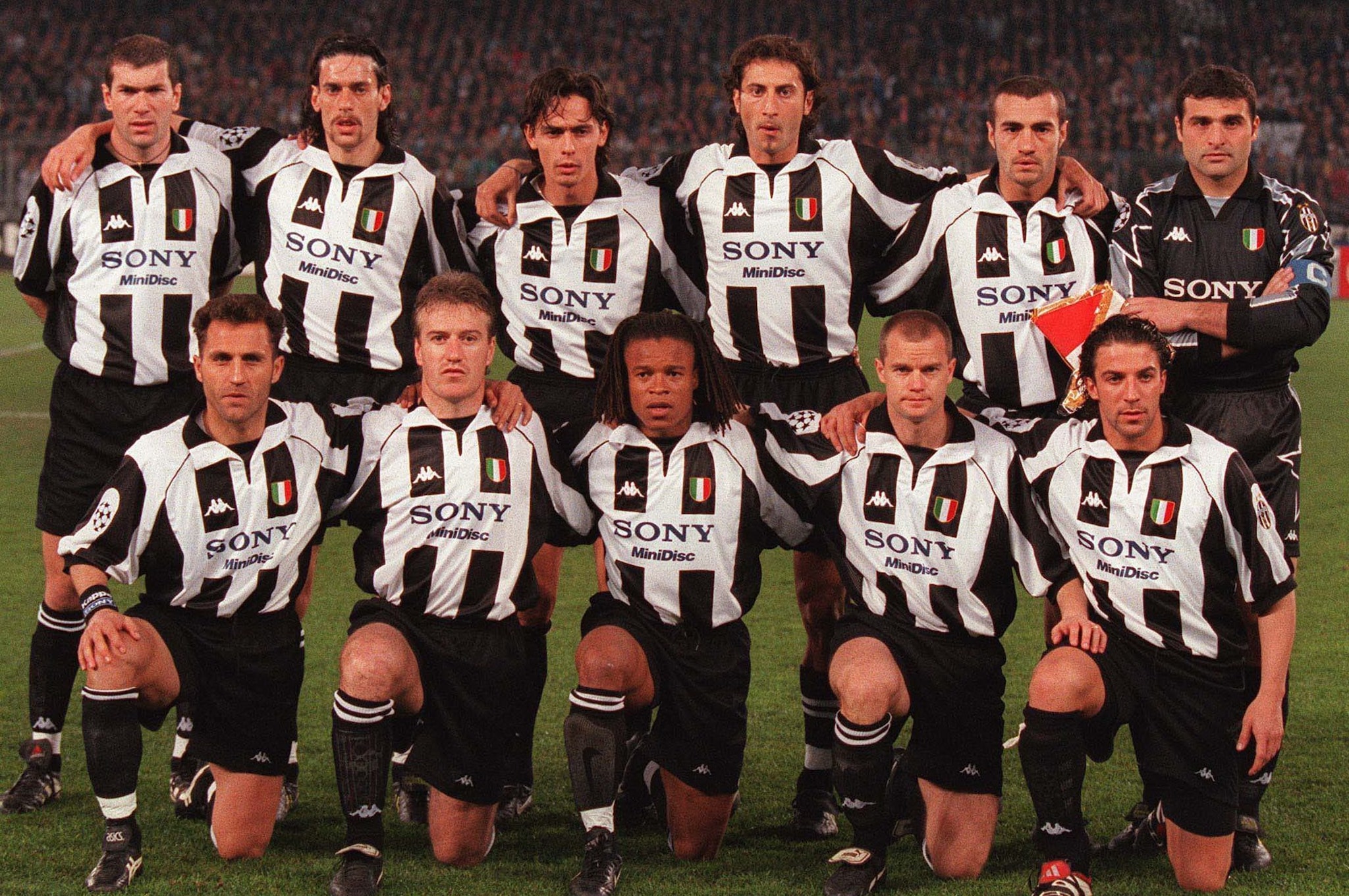 Moreno Torricelli prima dell’inizio di una partita della Juventus nel 1998: ai suoi lati Zidane e Inzaghi