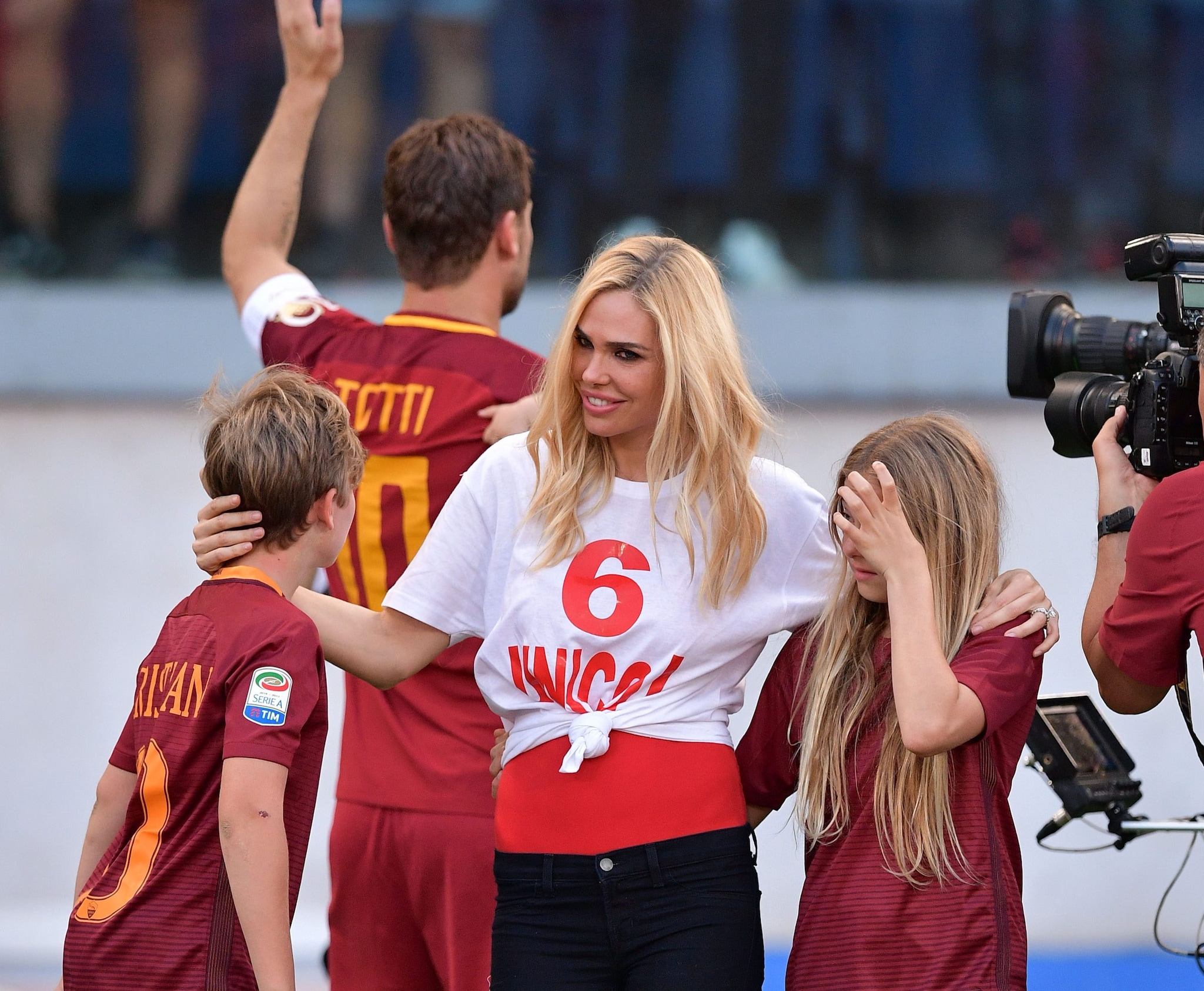 Francesco e Ilary coi figli il giorno del suo addio al calcio, dopo Roma–Genoa il 28 maggio 2017