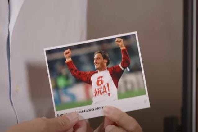 Luca Toni mostra a Francesco Totti la maglia "6 unica!" esibita dal capitano della Roma dopo aver segnato nel derby del 2002