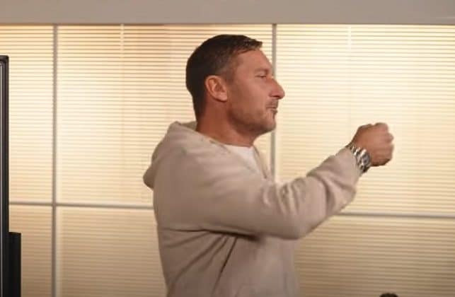 Totti mima il pugno dato a Colonnese in Roma–Siena