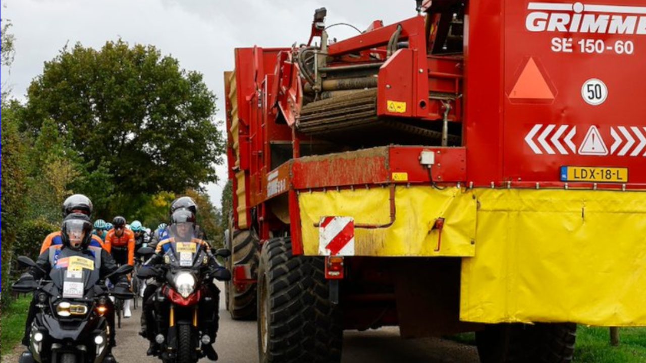 Auto e camion contromano, caos al Tour of Holland: i ciclisti decidono di sospendere la tappa